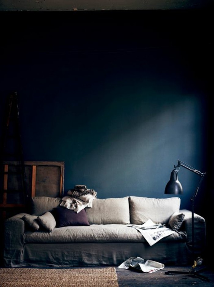 petrol-wandfarbe-weißes-sofa-modernes-innendesign