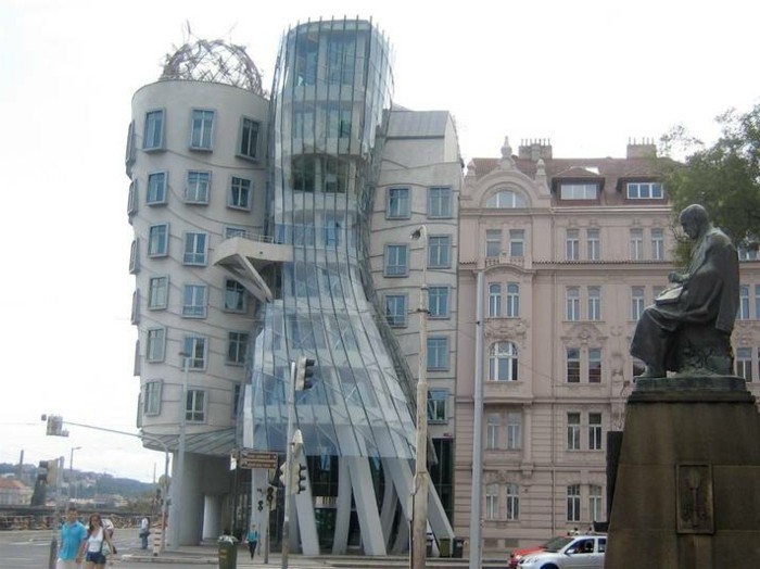 postmoderne-architektur-merkmale-ein-wie-eine-Frau-aussehende-Gebäude