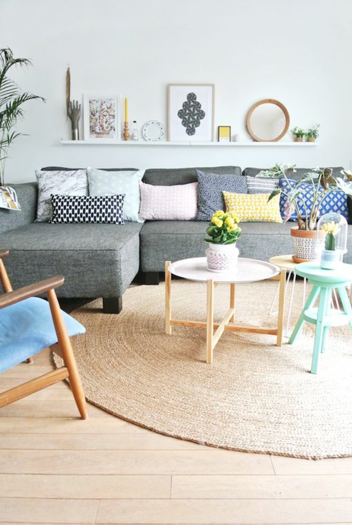praktisches-Sofa-kleine-Couchtische-schöne-Dekoration