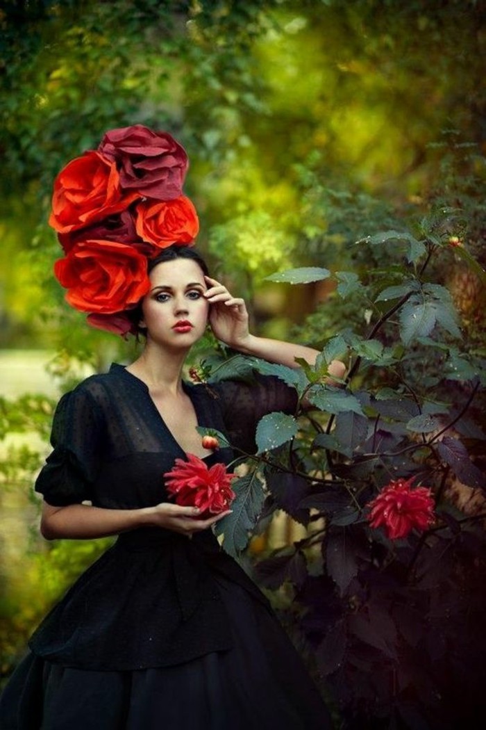professionelles-Foto-Mädchen-mit-extravagantem-Hut-aus-dekorativen-Rosen
