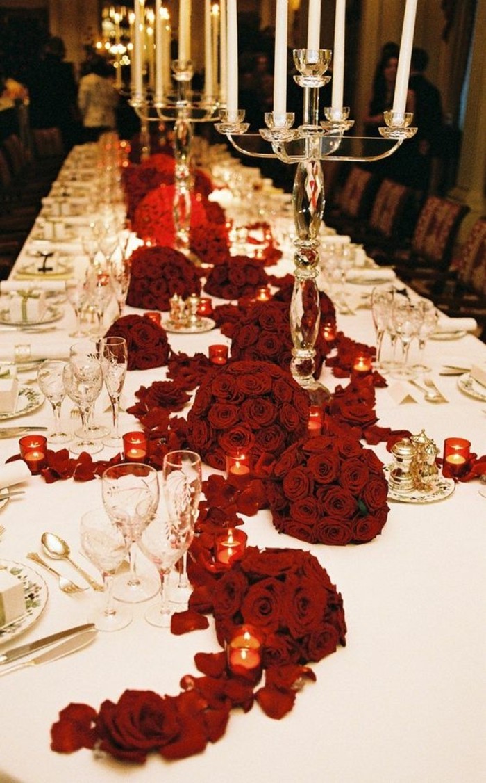romantische-Hochzeitstischdeko-mit-schönen-roten-Rosen