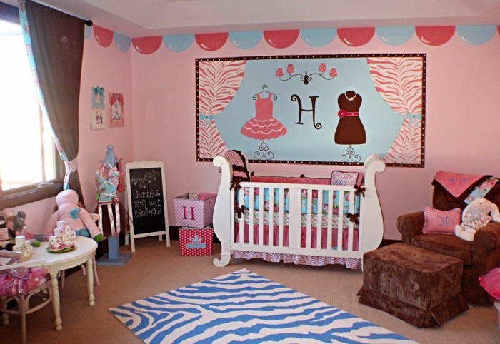 elegantes modell babyzimmer mit einem originellen babybett