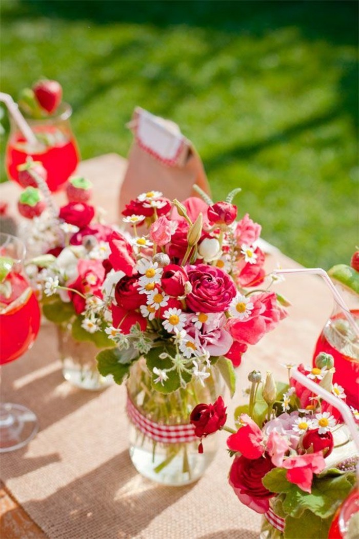 rote-Tischdeko-für-sommerliche-Party-im-Garten