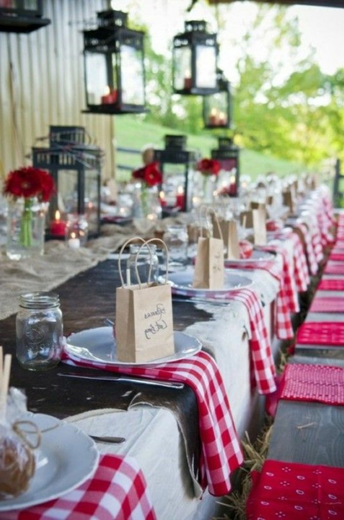 rote-Tischdekoration-für-rustikale-Hochzeit-Tischläufer-mit-kariertem-Muster