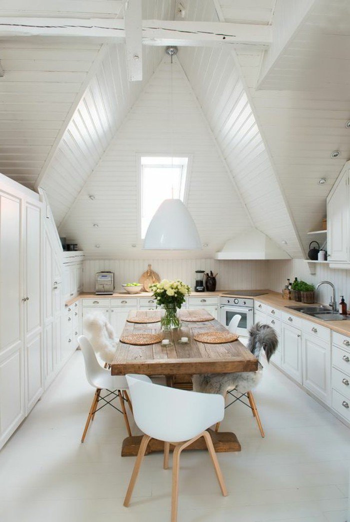 räumliche-Küche-in-Weiß-mit-Dachschräge