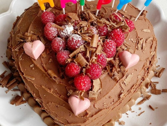 schokoladenkuchen in herz form mit himbeeren zum geburtstag einfacher geburtstagskuchen happy birthday kerzen