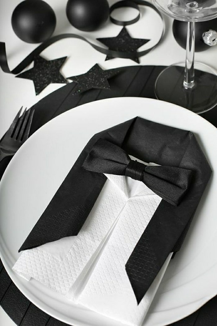 schwarz-weiße-Papierservietten-falten-in-der-Form-von-Anzug