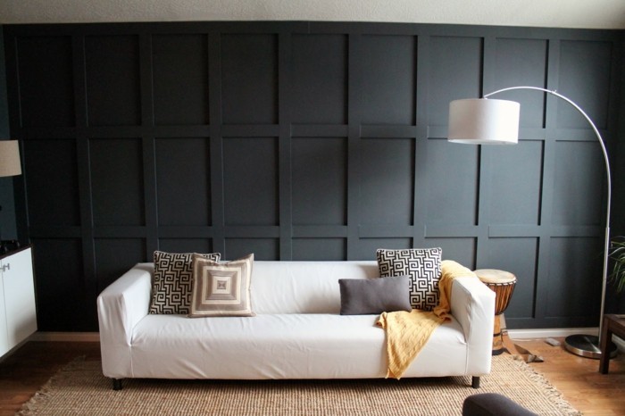 schwarze-wand-im-modernen-wohnzimmer-mit-einem-weißen-sofa
