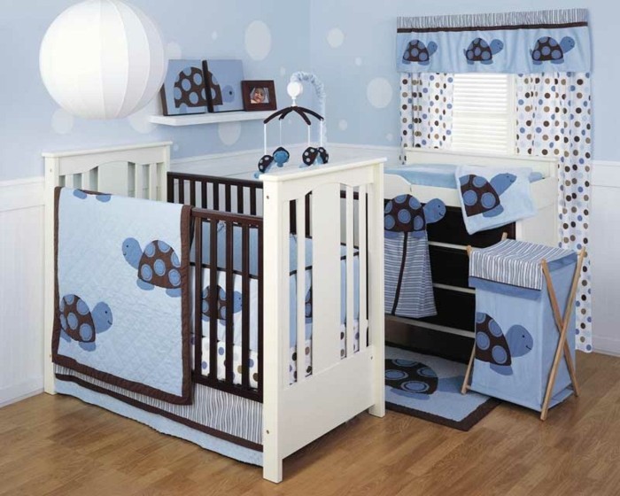 schönes-babybett-weiß-blaues-babyzimmer-gestalten