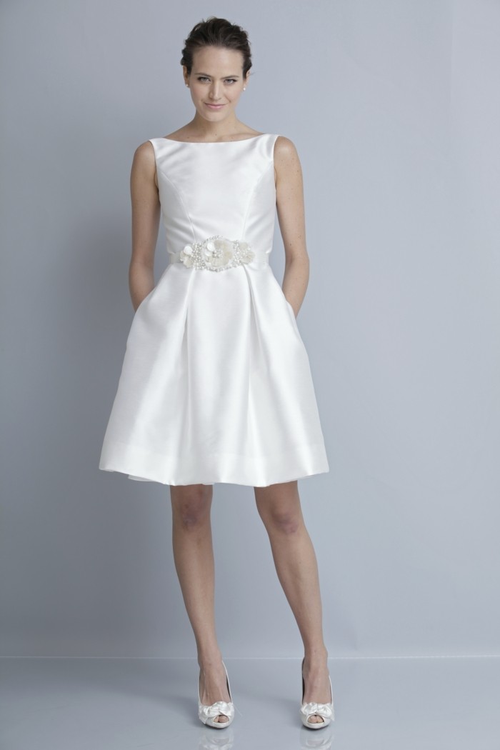 elegantes kleid in weiß - glänzendes modell