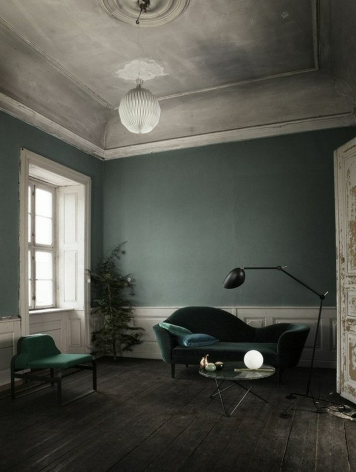 sehr-schöne-wandfarbe-petrolgrün-elegantes-sofa-runder-nesttisch