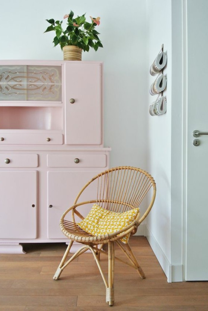skandinavische-Wohnung-süße-rosa-Möbel-Rattanstuhl