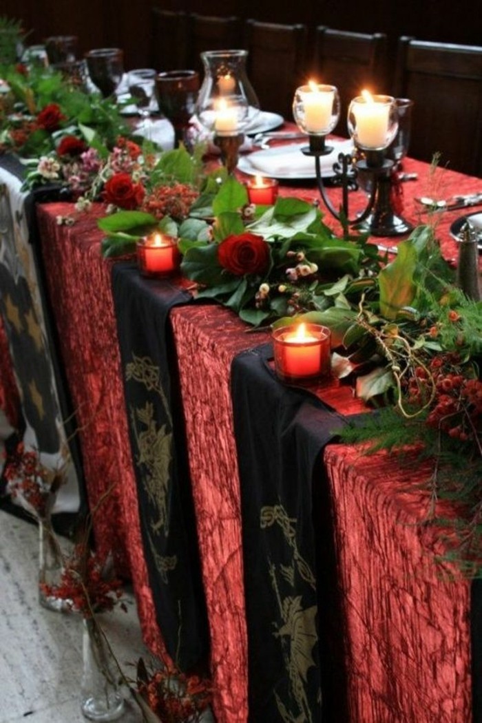 stilvolle-rote-Tischdekoration-für-Hochzeit-in-mittelalterlichem-Stil