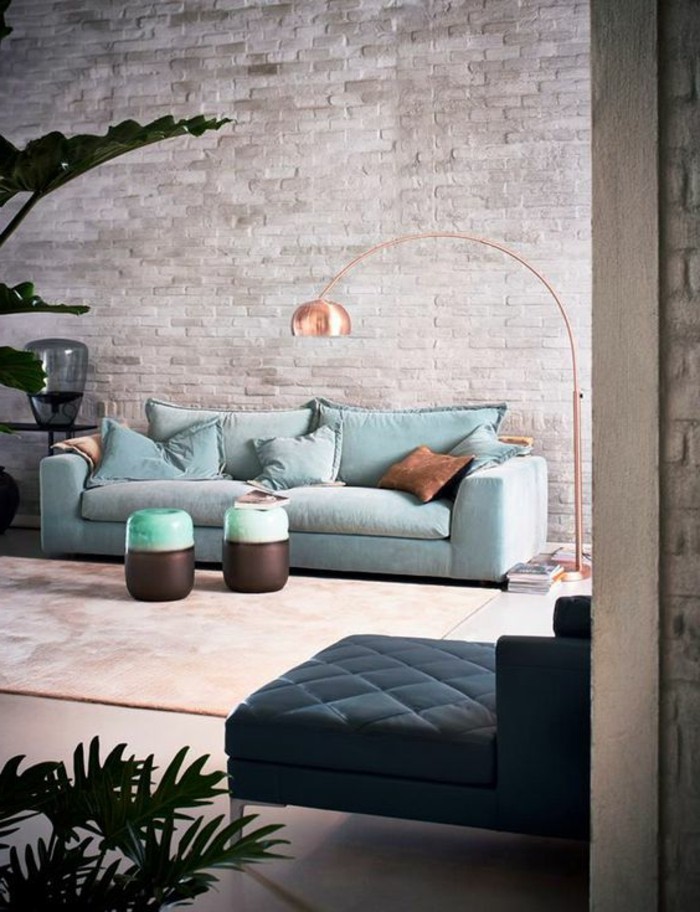 super-schöne-wohnzimmer-wände-gestalten-interessantes-sofa-in-blau
