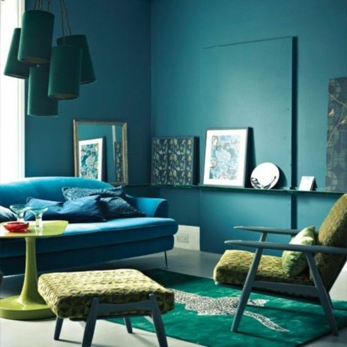 super-schönes-modell-wohnzimmer-blaues-sofa-grüner-hocker