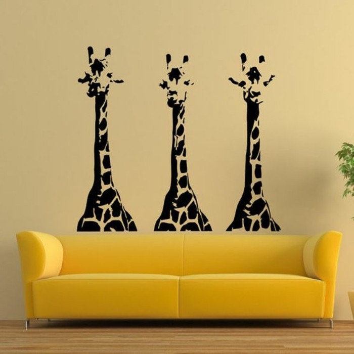 super-tolle-wohnzimmer-wandgestaltung-giraffen-an-der-wand-gelbes-sofa