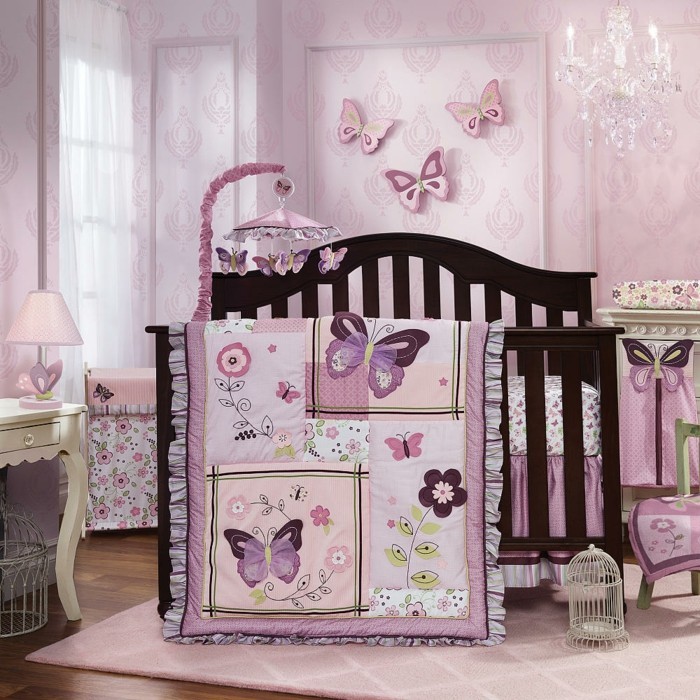 super-tolles-design-von-hölzernem-babybett-rosige-wände-im-babyzimmer