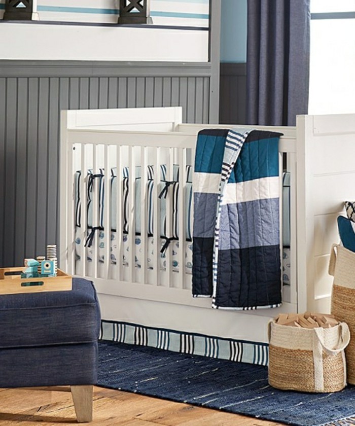 super-tolles-modell-babyzimmer-weiße-babybetten-graue-vorhänge