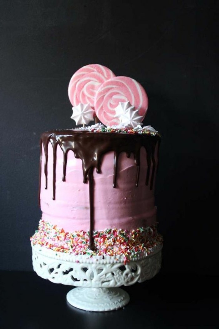 tolle-Geburtstagstorte-dekoriert-mit-Süßigkeiten