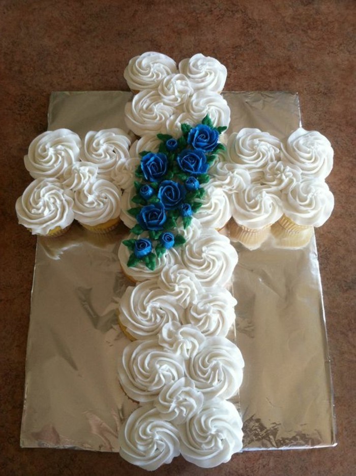 taufe-deko-einmalige-torte-mit-blauen-rosenfiguren