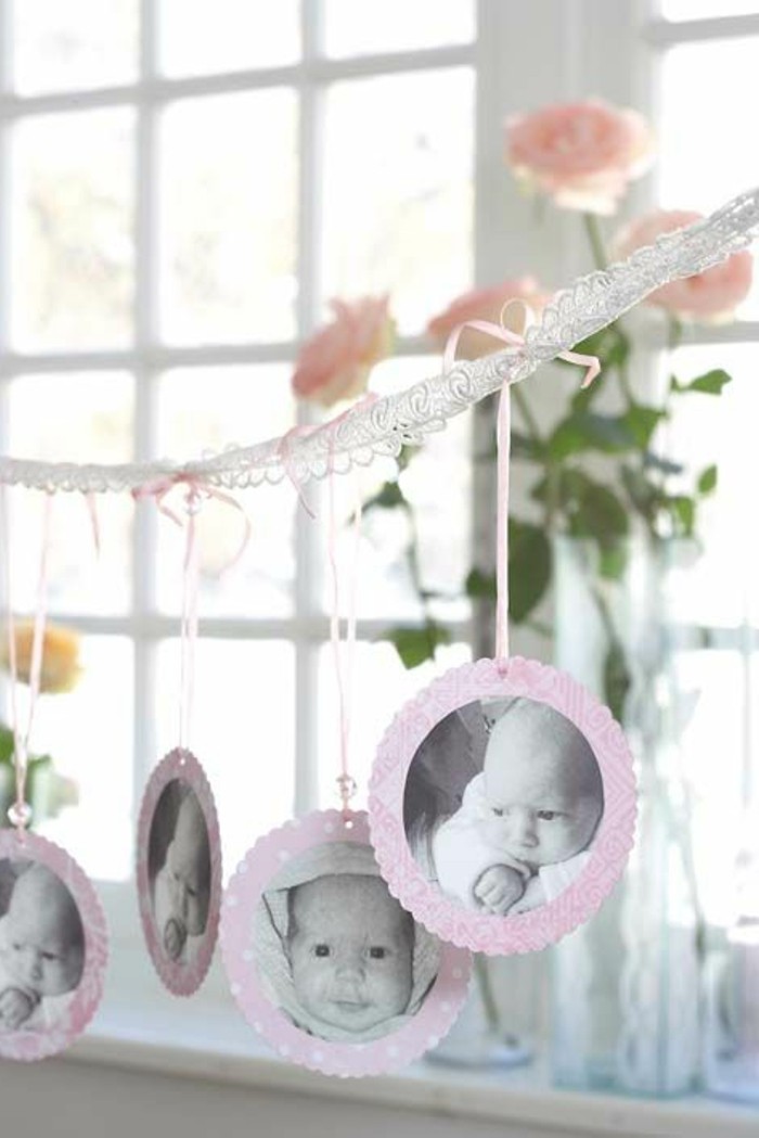 taufe-deko-hängende-bilder-von-baby-schöne-helle-blumen
