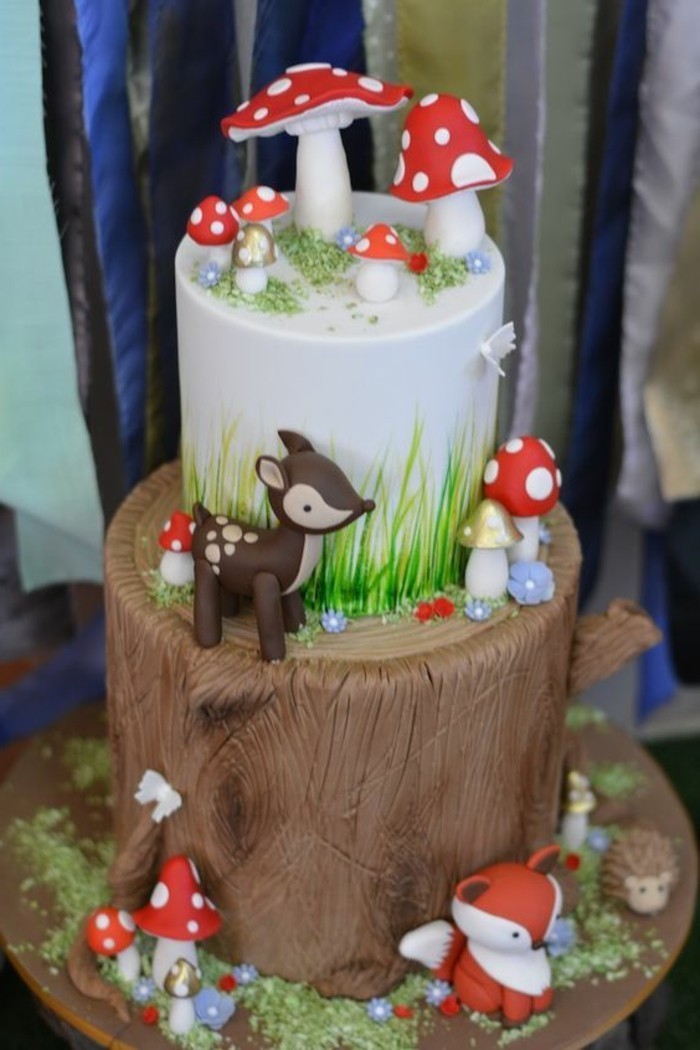 thematischer-Kuchen-für-Kindergeburtstag-Leben-im-Wald