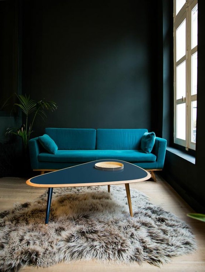 wandfarbe-petrol-elegantes-sofa-in-blau-einmaliges-design
