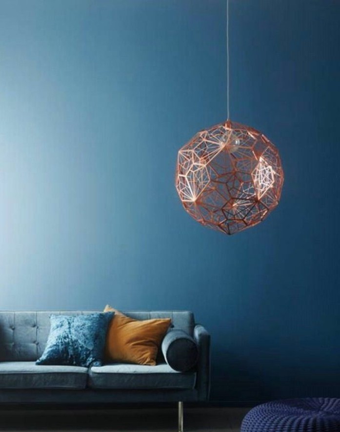 wandfarbe-petrol-hängende-lampe-modernes-sofa-mit-dekokissen