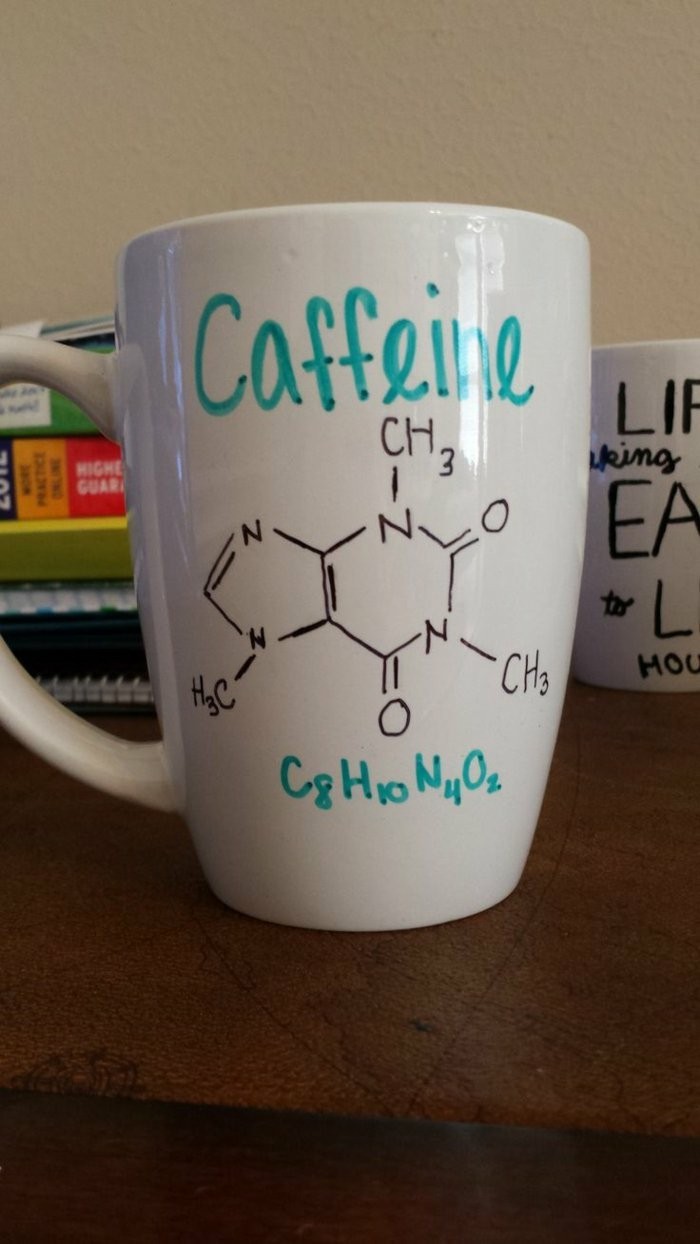 weiße-Kaffeetasse-mit-handgemachten-Zeichnungen-chemische-Formeln