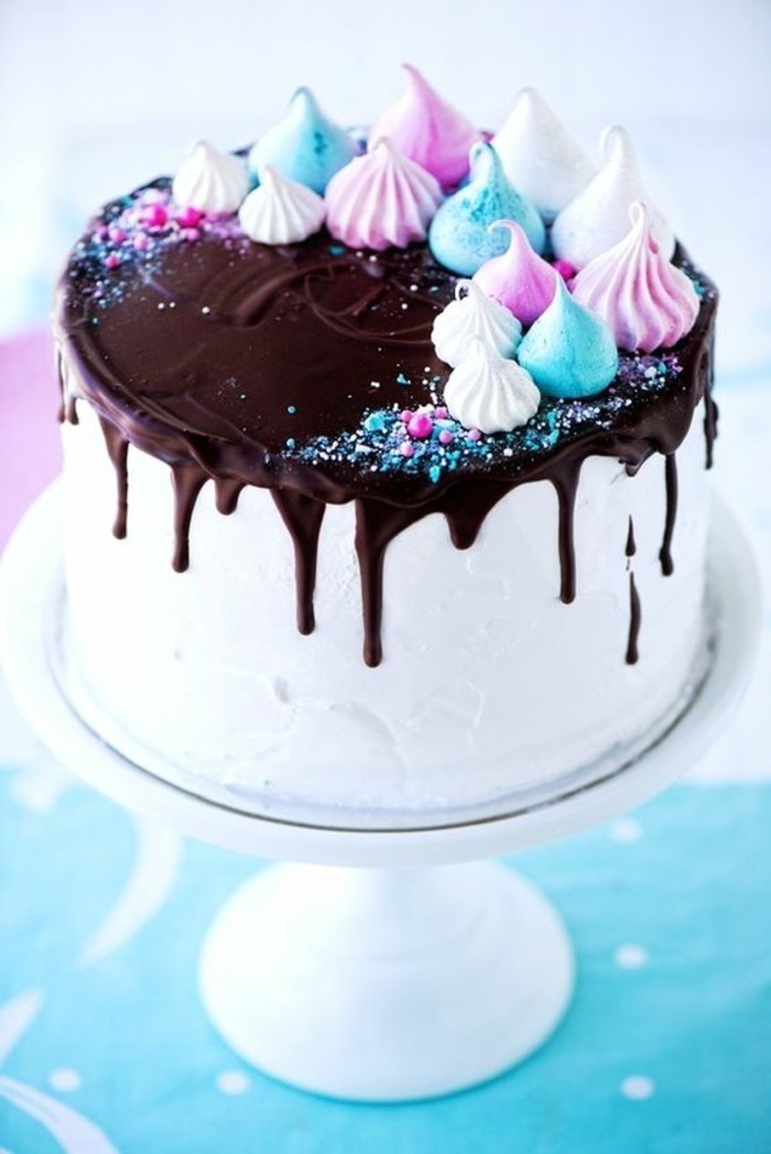 weiße-Torte-mit-Schokoladenglasur-dekoriert-mit-bunten-Süßigkeiten