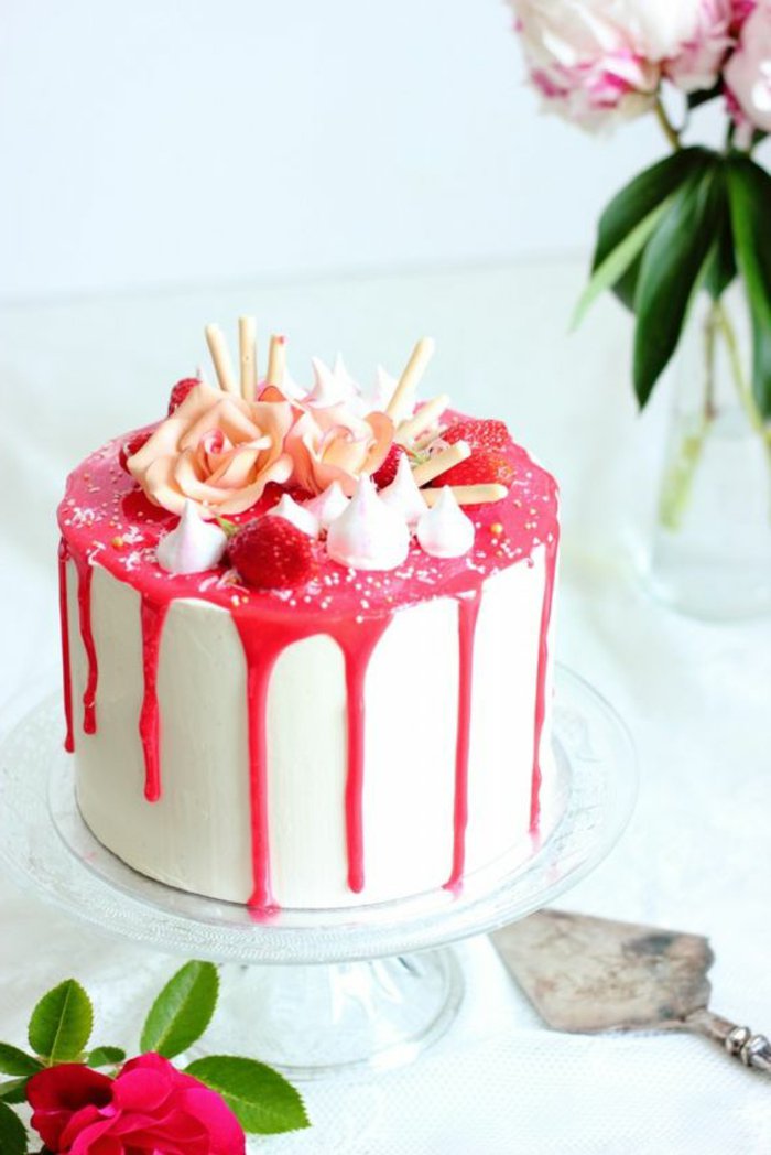 weiße-Torte-mit-leckerer-rosa-Glasur