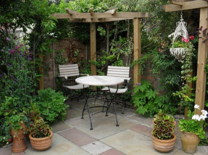weiße-stühle-und-viele-grüne-pflanzen-gartenideen-für-kleine-gärten