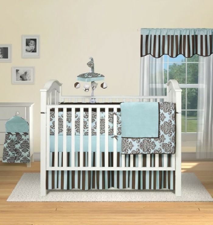 weißes-babybett-blaue-gardinen-originelles-babyzimmer-gestalten