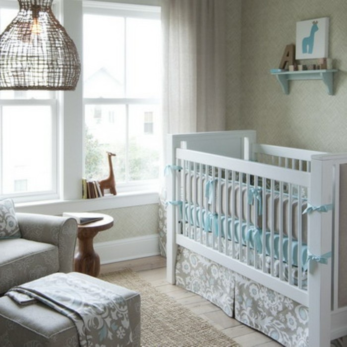 weißes-babybett-im-kleinen-wundervollen-babyzimmer