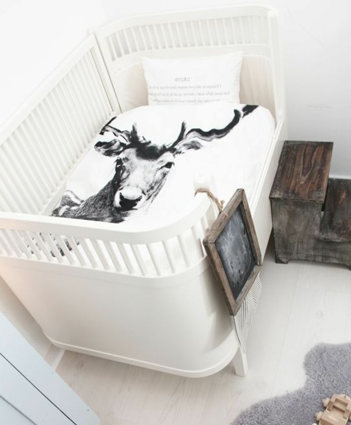 weißes-effektvolles-babyzimmer-gestalten-einmaliges-großes-modell-babybett