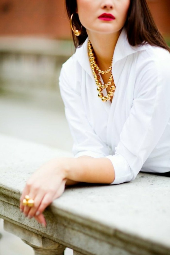 weißes-hemd-und-damen-accessoires-gold