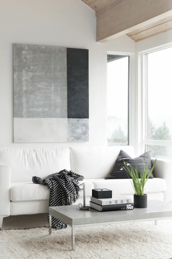wunderschöne-attraktive-wohnzimmer-wandgestaltung-sehr-großes-bild-in-grauer-farbe-an-der-weißen-wand
