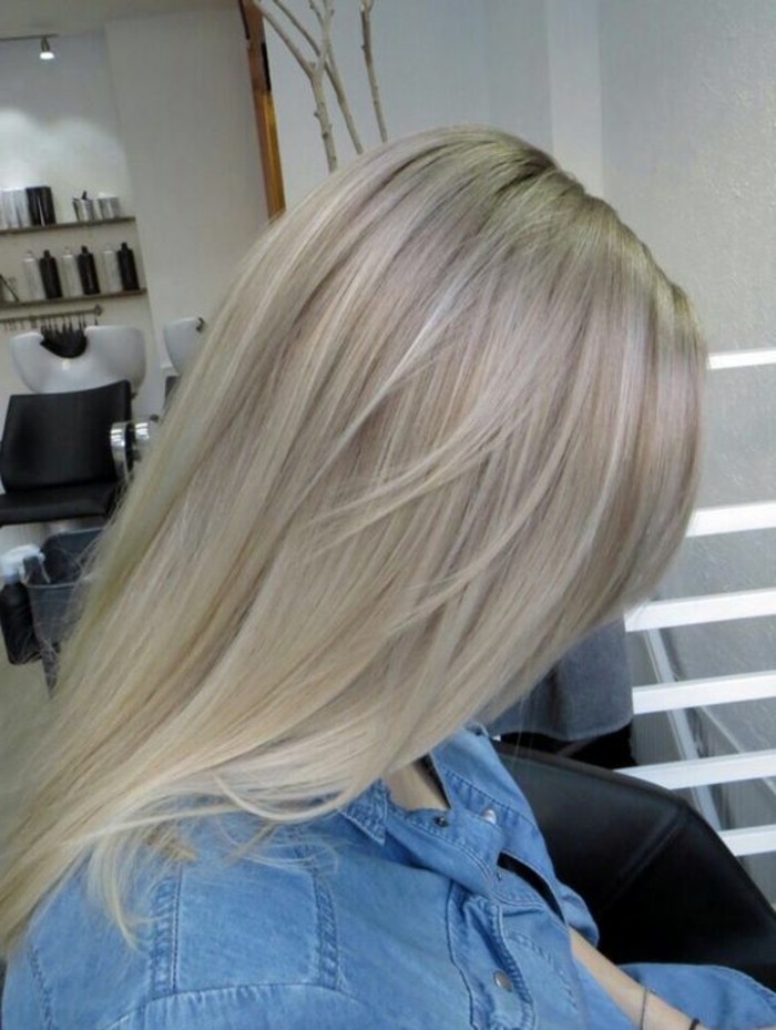 wunderschöne-moderne-kühle-haarfarben-hell-blonde-farbe