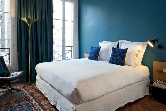 wunderschönes-kleines-schlafzimmer-einrichten-wandfarbe-blau-grau