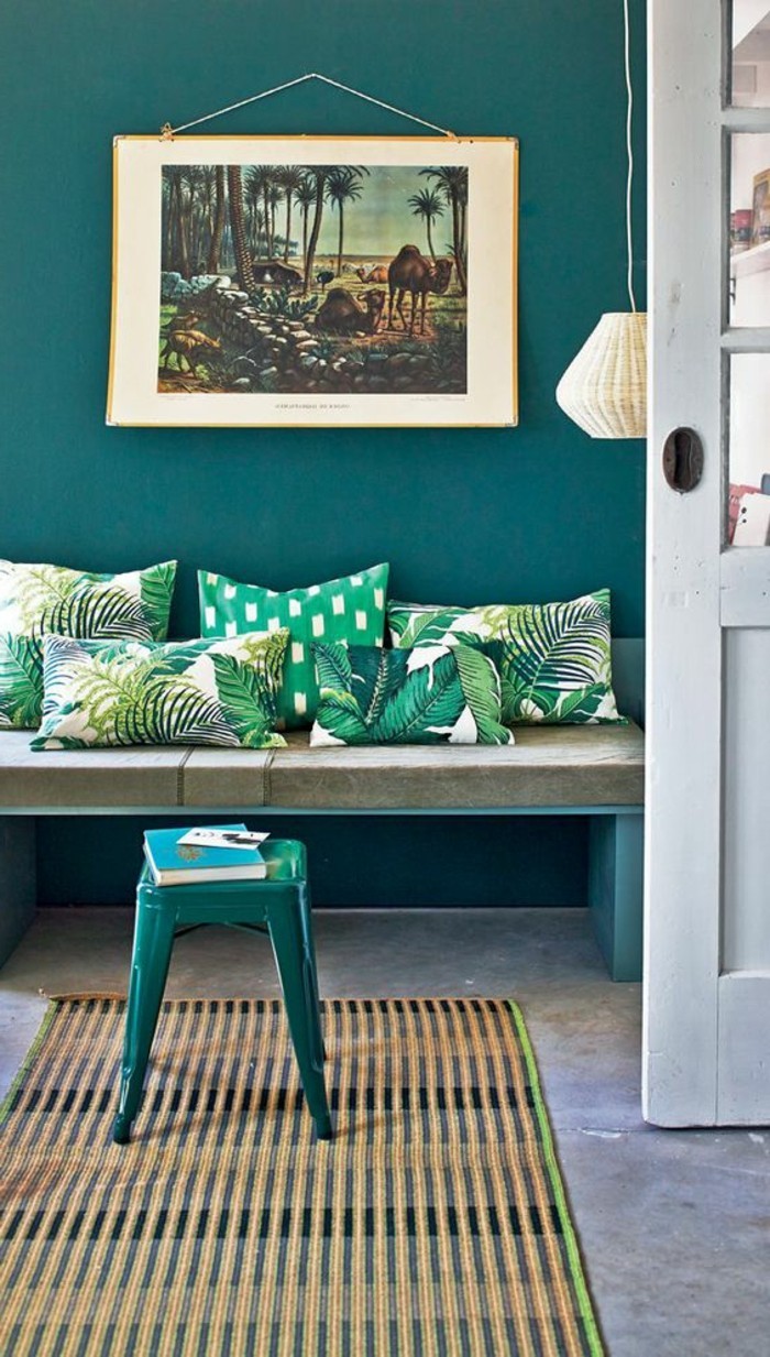wunderschönes-wohnzimmer-wandfarbe-petrol-türkis-kissen-auf-dem-sofa
