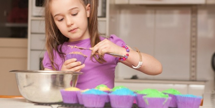 Backrezepte-für-Kinder-cupcakes-dekorieren