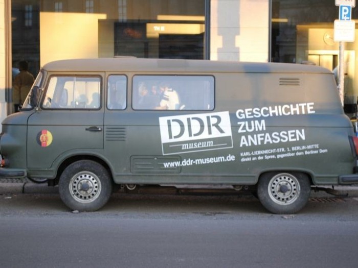 Berlinmuseum-ein-alter-Buss-mit-Logo
