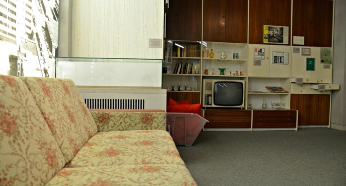 DDR-Alltagskultur-ein-altes-Sofa