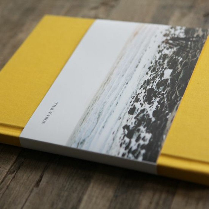 Fotobuch-Designer-in-gelber-Farbe
