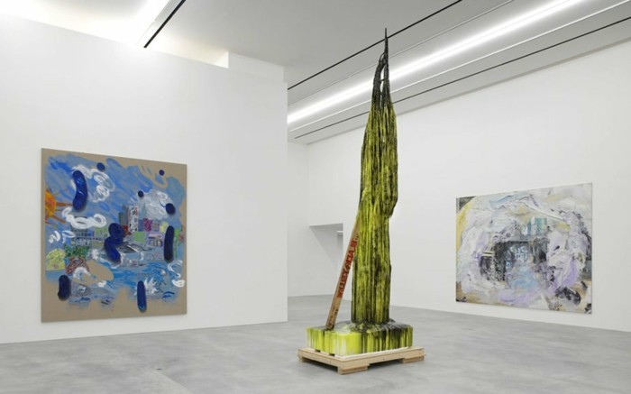 Galerie-für-Zeitgenössische-Kunst-mit-einer-grünen-Skulptur