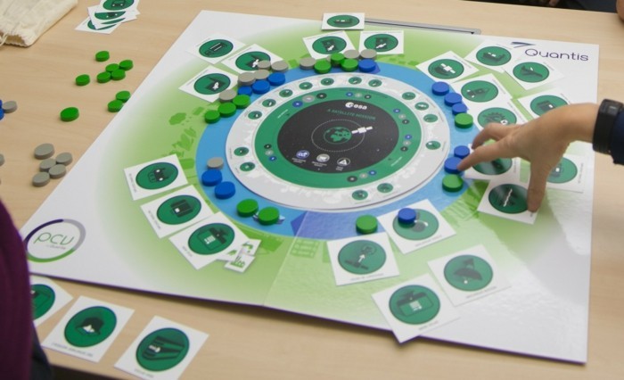 Gesellschaftsspiele-in-einem-grünen-Kreis