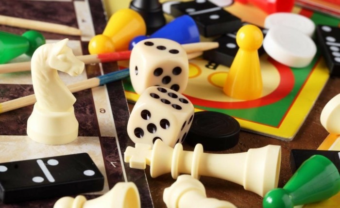 Gesellschaftsspiele-mit-Würfeln-Bauern-und-Schachfiguren