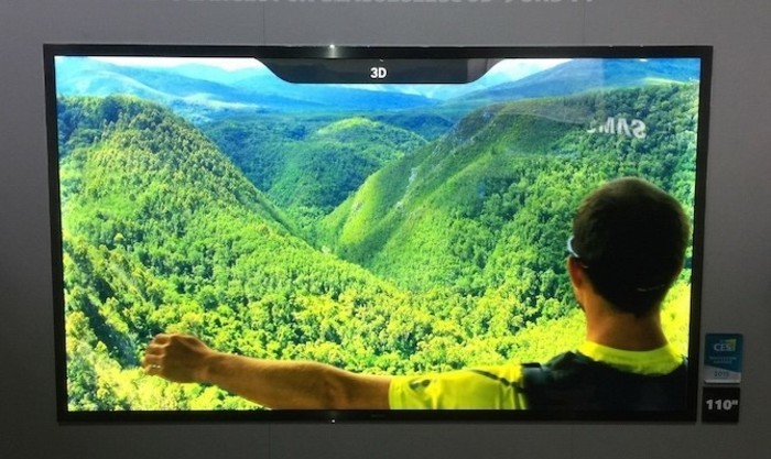 Großer-Fernseher-mit-einem-Gebirge