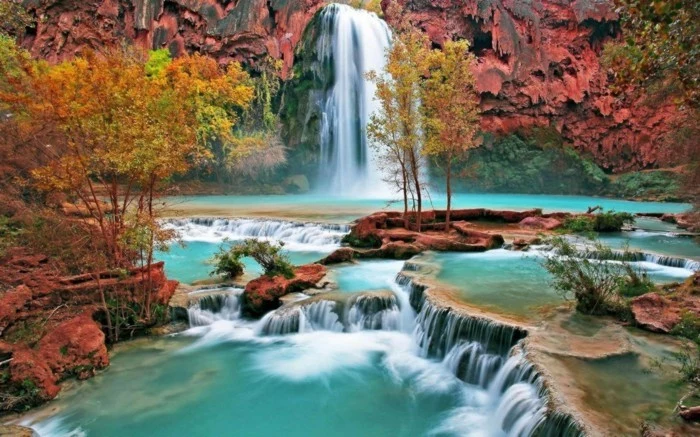 Hintergrundbilder-Wasserfall-rot-im-Herbst