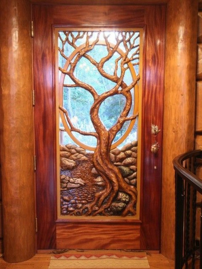 Holzschnitzerei-an-der-Tür-sehr-märchenhaft